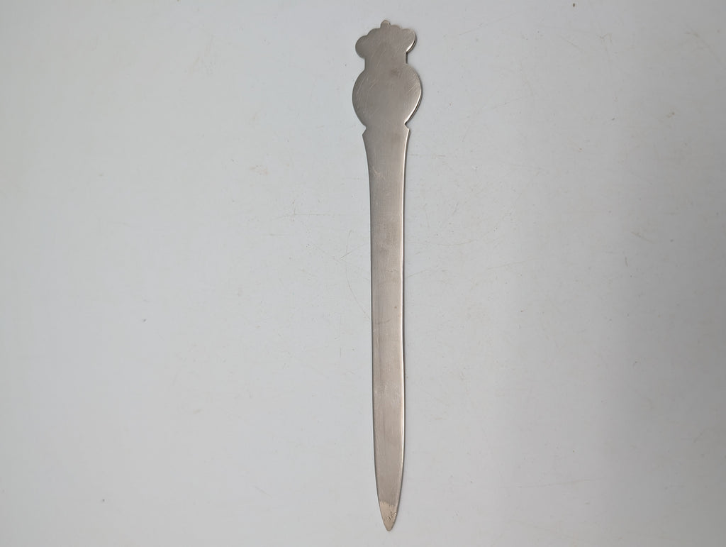 Dansk brevåbner i metal med emaljeret Kongeriget Danmark emblem