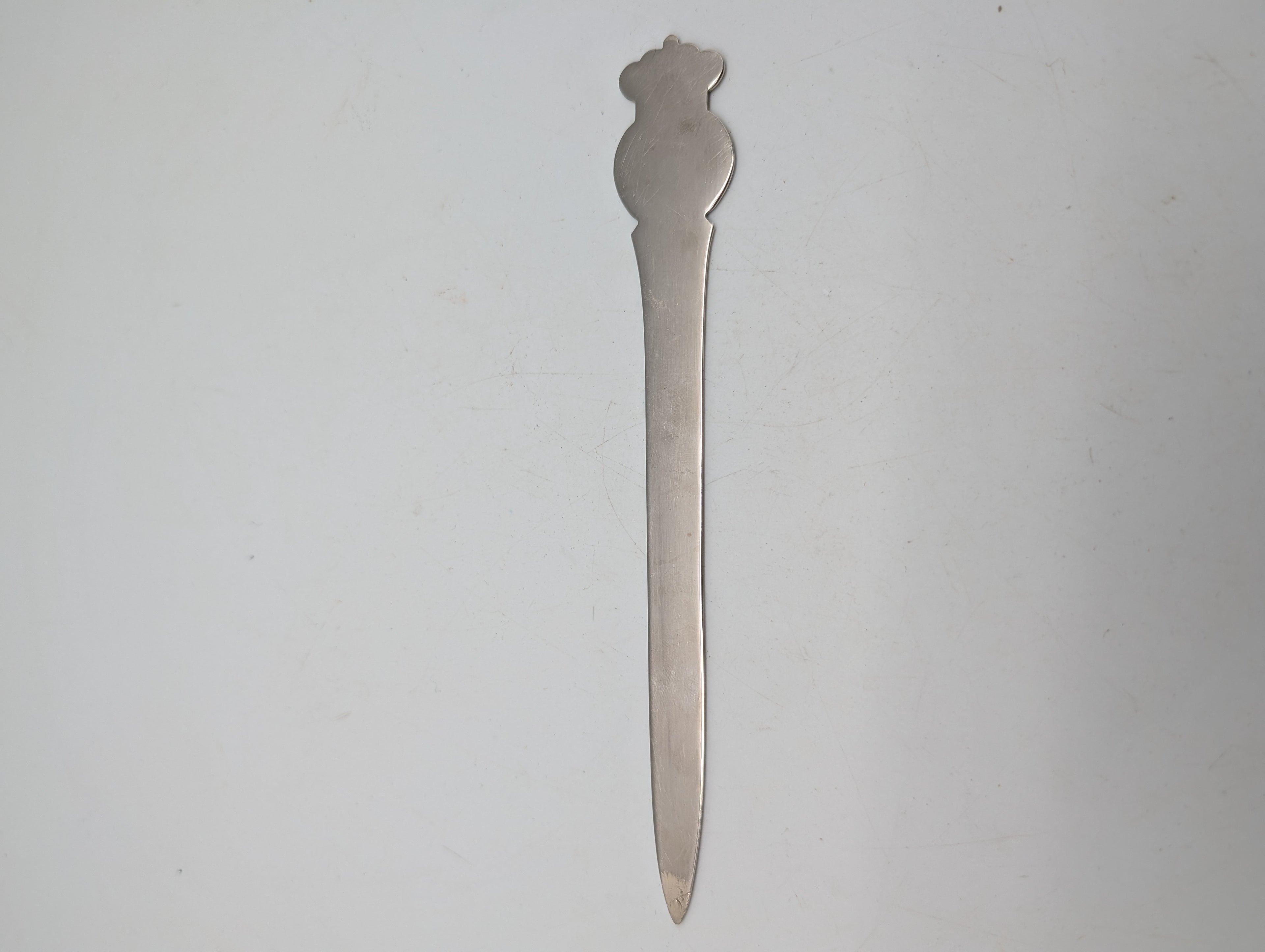 Dansk brevåbner i metal med emaljeret Kongeriget Danmark emblem