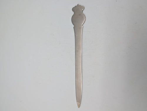 Dansk brevåbner i metal med emaljeret Kongeriget Danmark emblem