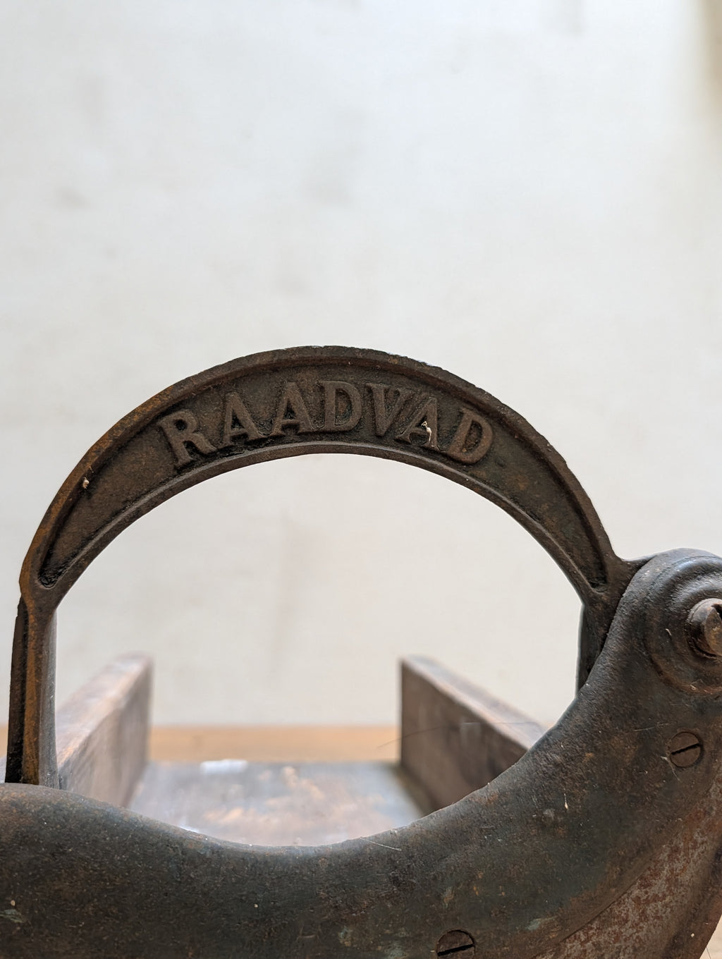 Antik Raadvad brødmaskine i støbejern og træ