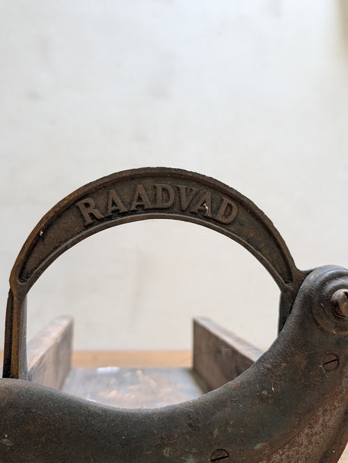 Antik Raadvad brødmaskine i støbejern og træ