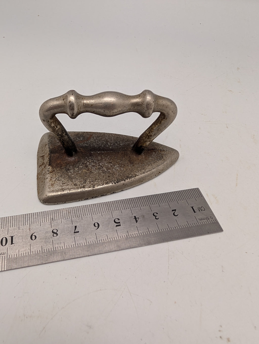 Antikt miniature strygejern i støbejern til præstekraver