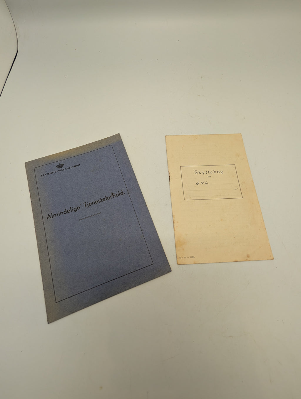 To danske militære hæfter: Statens Civile Luftværn og Skyttebog (1938)