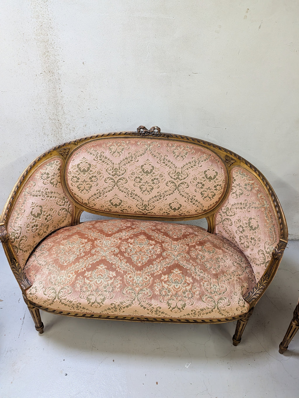 Fransk Louis XVI-stil salonmøbelsæt med forgyldt træ og brokadevævning