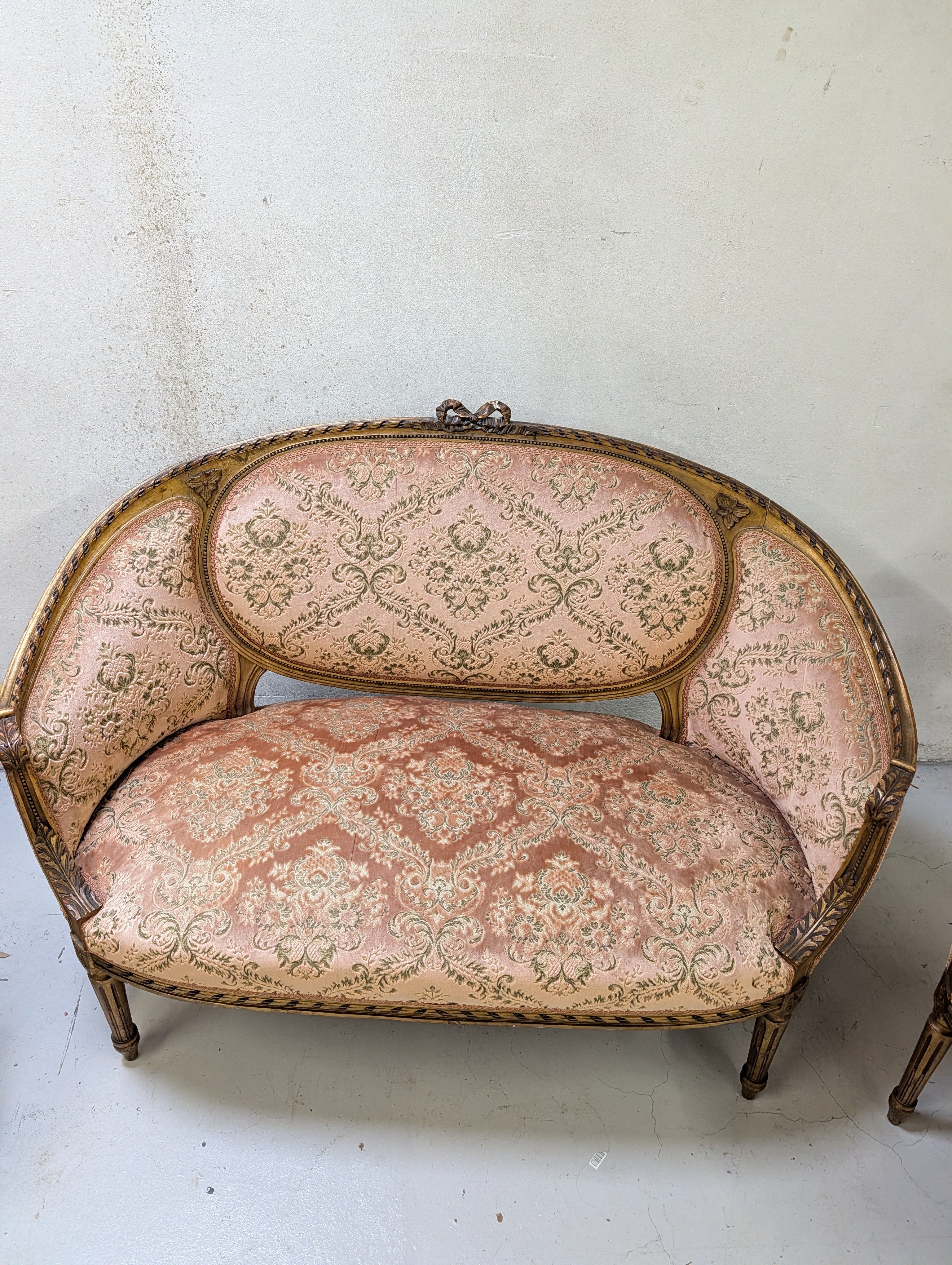Fransk Louis XVI-stil salonmøbelsæt med forgyldt træ og brokadevævning
