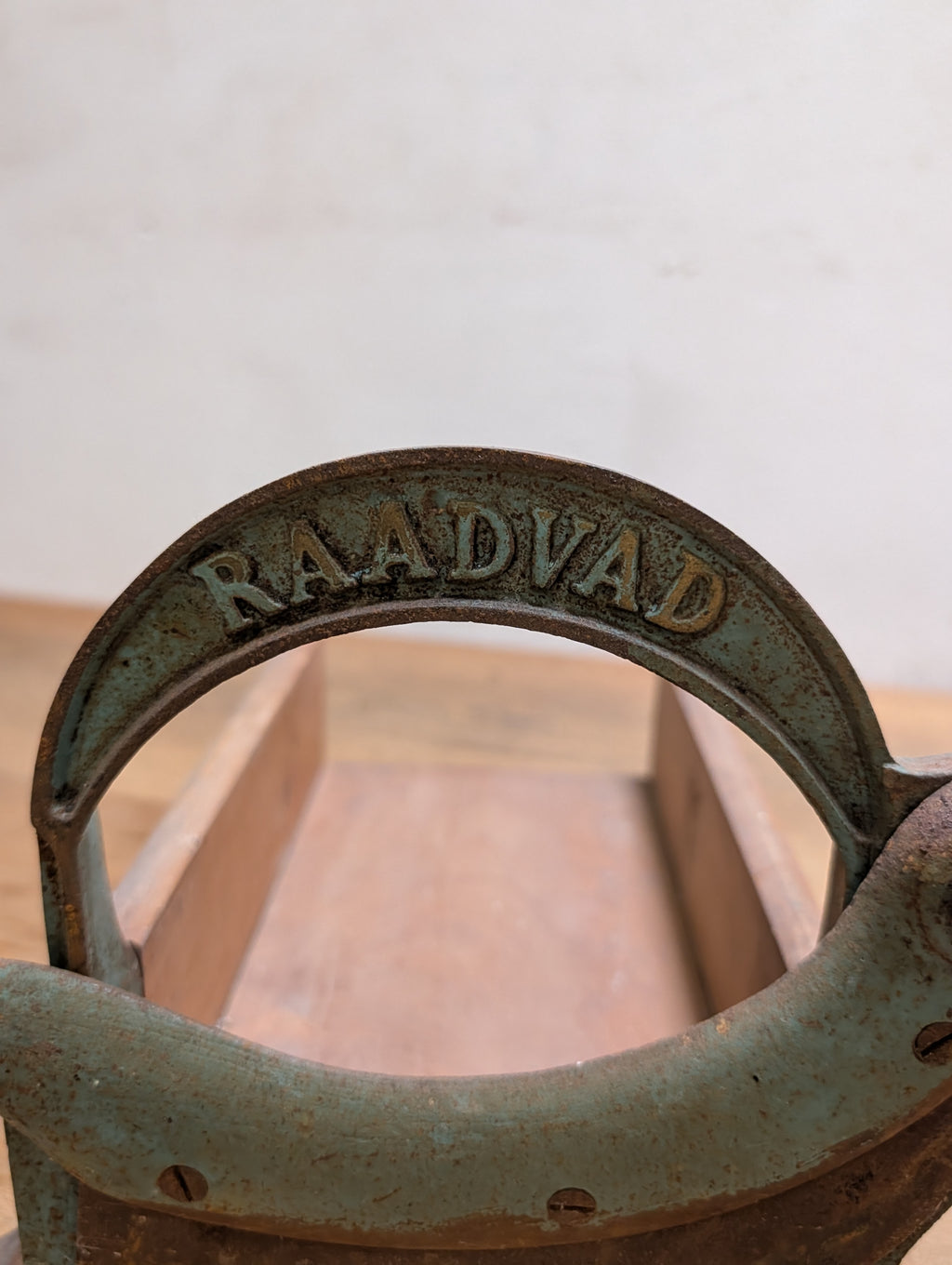 Raadvad brødmaskine i støbejern og træ