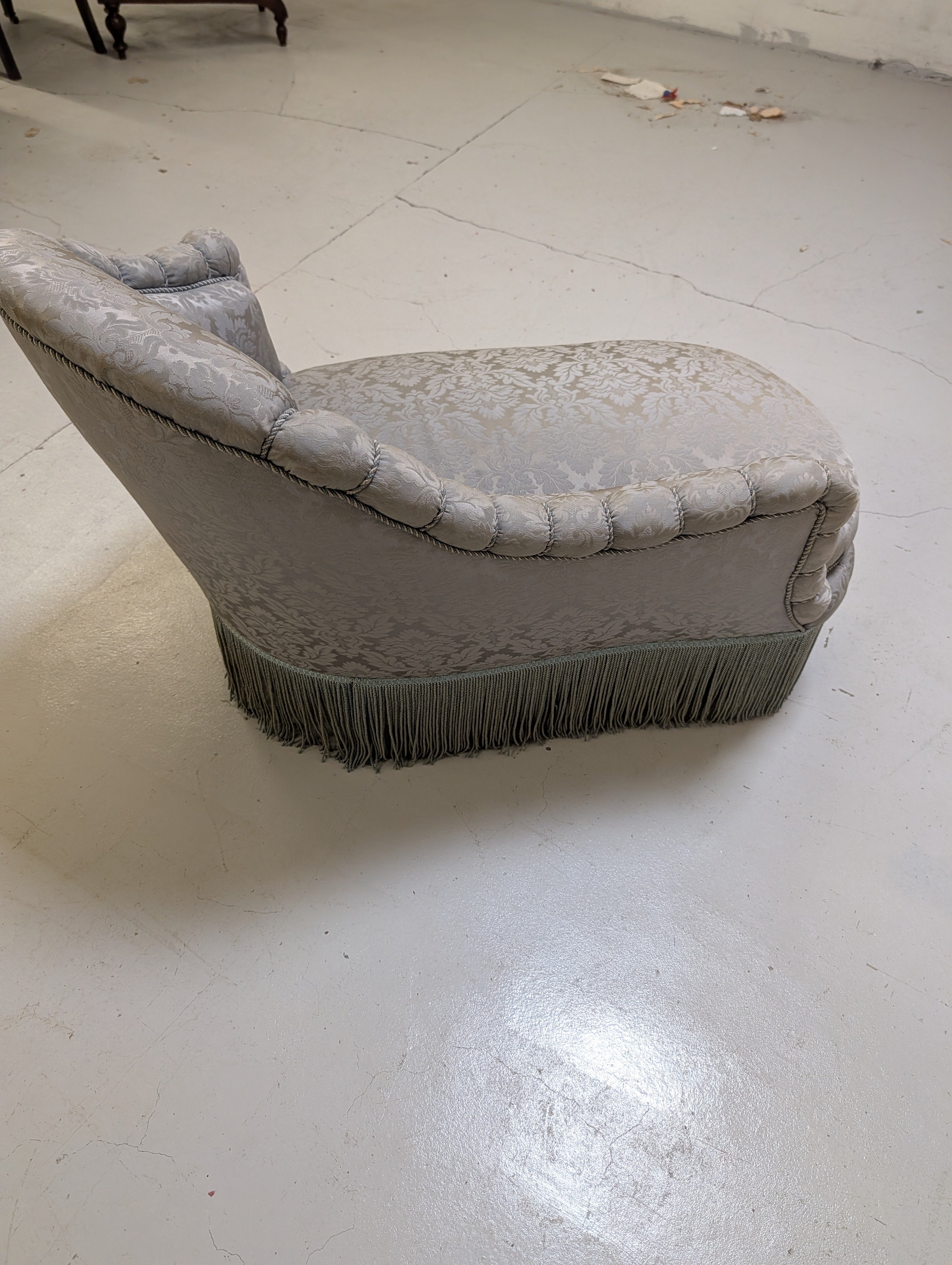 Fransk Louis XV-stil Chaiselong med Damaskbetræk og Frynser
