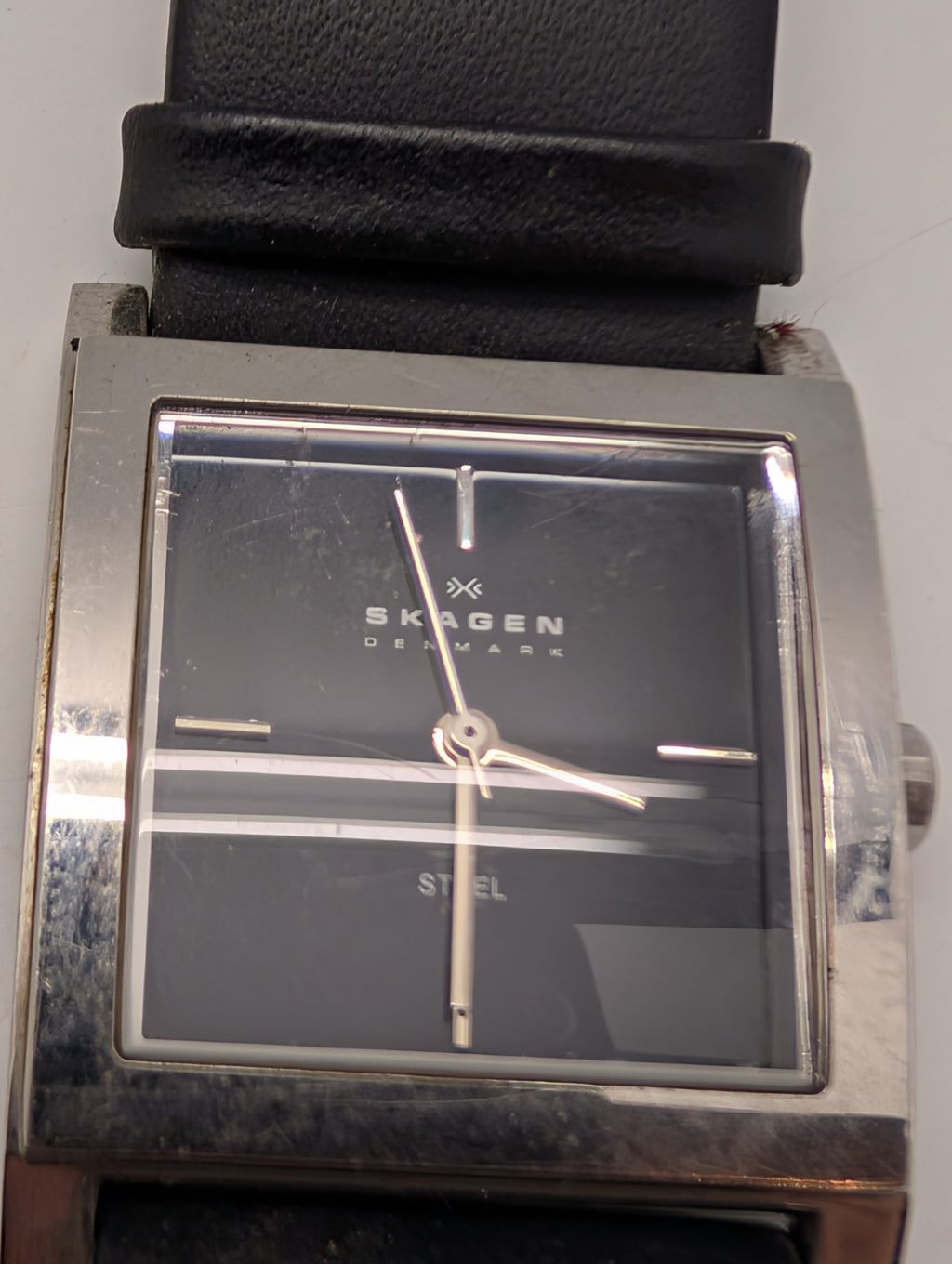Skagen Denmark Steel firkantet herreur med sort læderrem