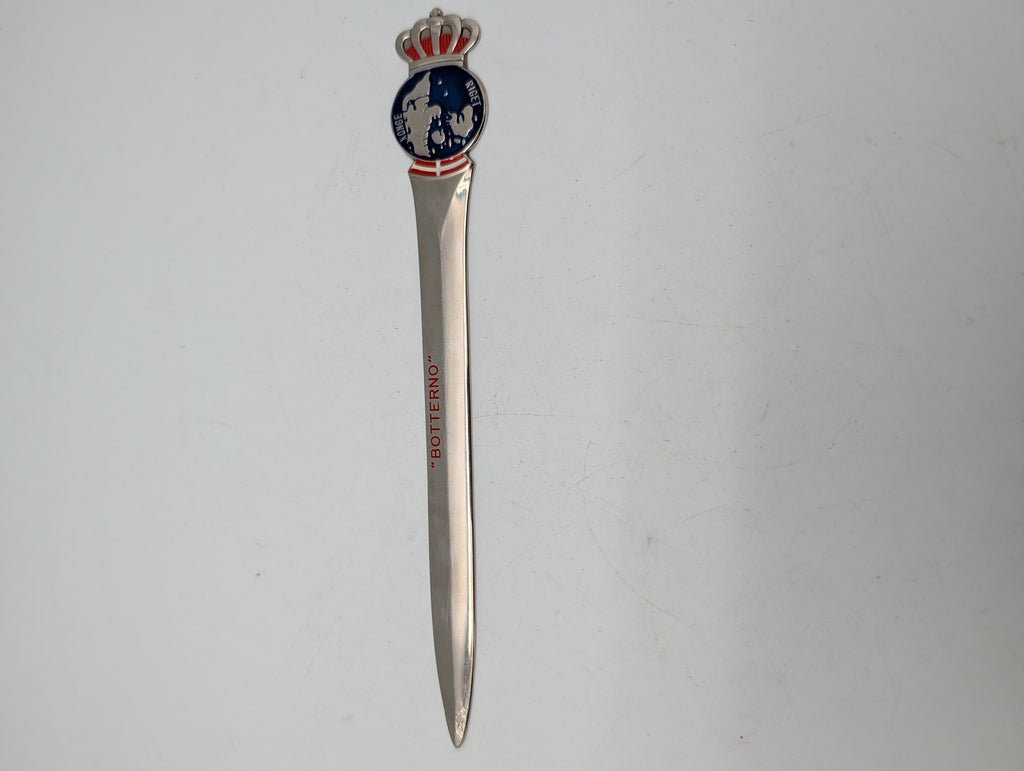 Dansk brevåbner i metal med emaljeret Kongeriget Danmark emblem