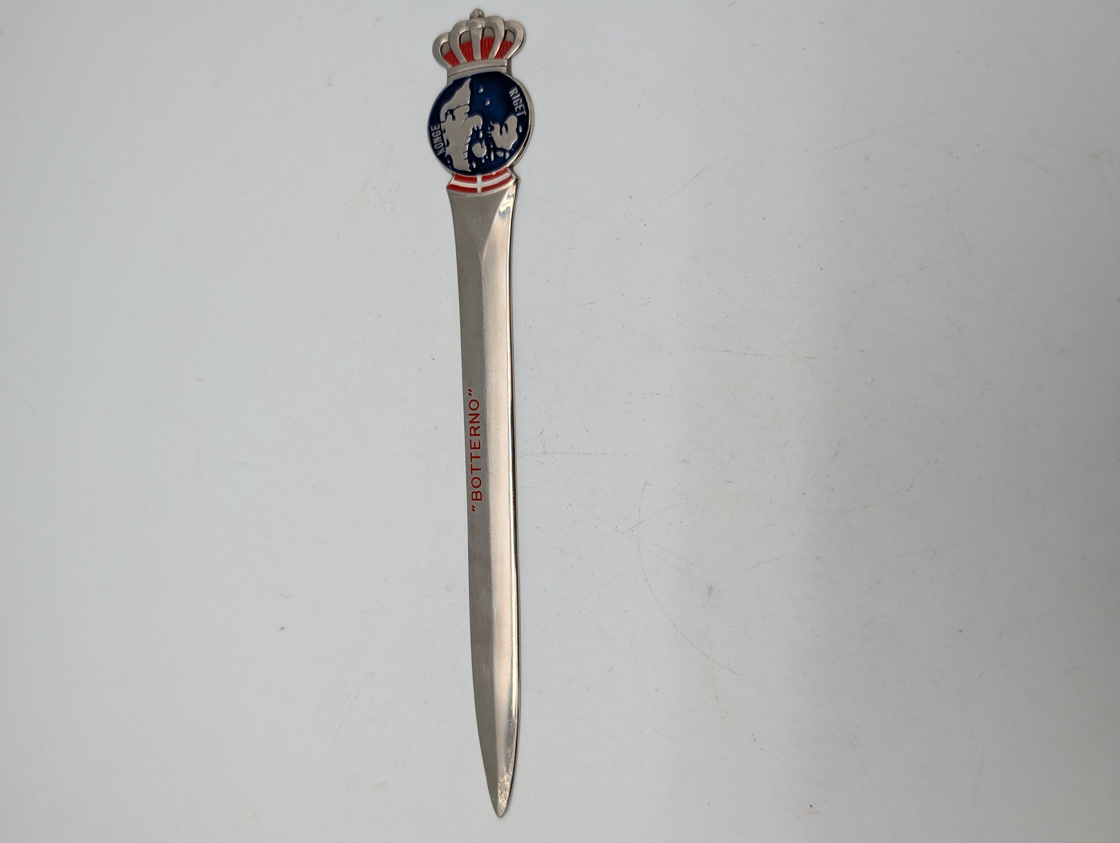 Dansk brevåbner i metal med emaljeret Kongeriget Danmark emblem