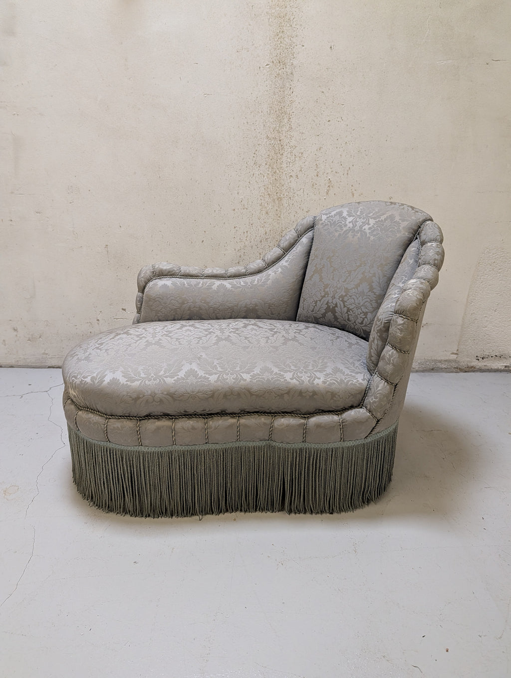 Fransk Louis XV-stil Chaiselong med Damaskbetræk og Frynser